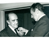 Niemeyer recebe a medalha de Oficial da Ordem Nacional da Legião de Honra. França.